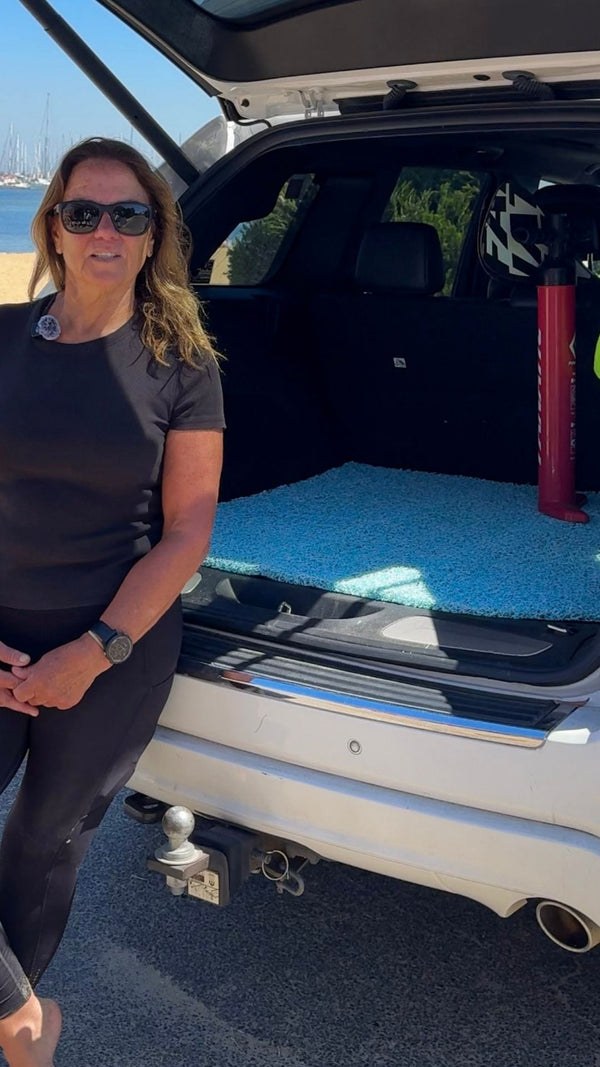 Customer with CarMatsCulture Honeycomb Mats in a real vehicle